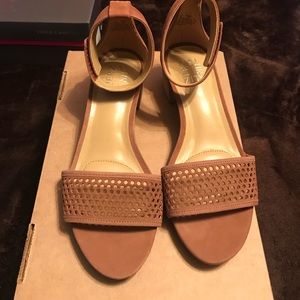 Tan naturalizer Pumps 7w